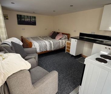 1 bedroom in a house share to rent - Photo 4