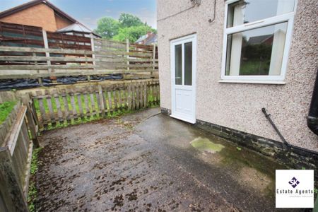 2 Bedroom House - End Terrace To Let - Photo 4