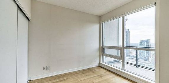 Burnhamthorpe/Confederation Spacious 1Bdrm +Den Open Concept Oversiz - Photo 2