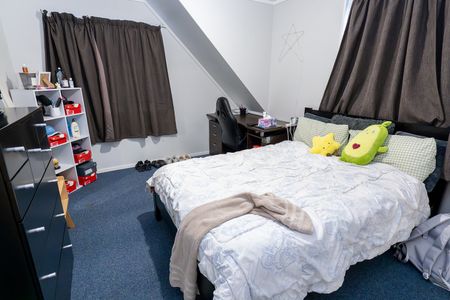 Spacious 5-Bedroom Flat – Prime Location. - Photo 4