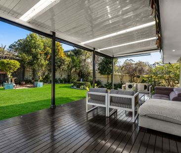 Immaculate family home opposite Parkland - Photo 2