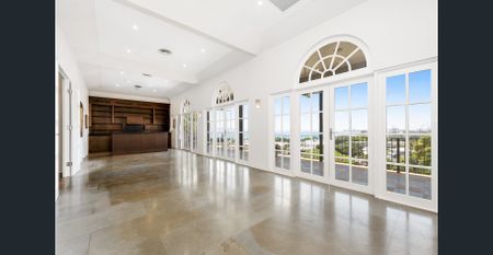 EXECUTIVE FRENCH CHÂTEAU RESIDENCE - Photo 3