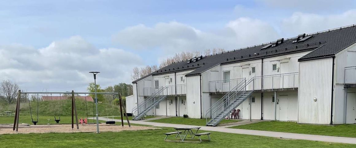 I hyran ingår varmhyra, vilket omfattar uppvärmning och varmvatten. Även ett grundutbud av tv-kanaler samt sophantering ingår. Endast hushållsel tillkommer. Fiber finns indraget i lägenheten. Rökfritt boende gäller för alla kontrakt tecknade från och med 2025-01-01, inklusive gemensamma utrymmen. - Photo 1