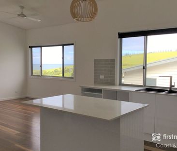 Sophisticated Coastal Villa | Walk to Town Centre - Photo 3