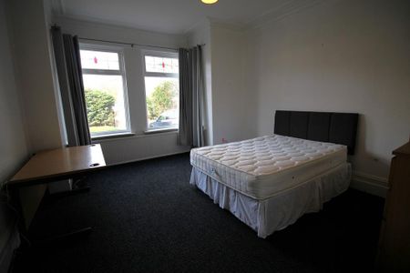 3 bedroom flat to rent - Photo 4