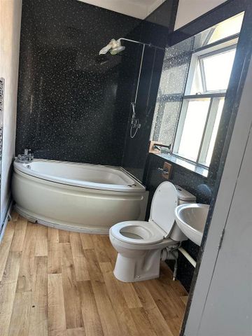 3 bedroom flat to rent - Photo 5