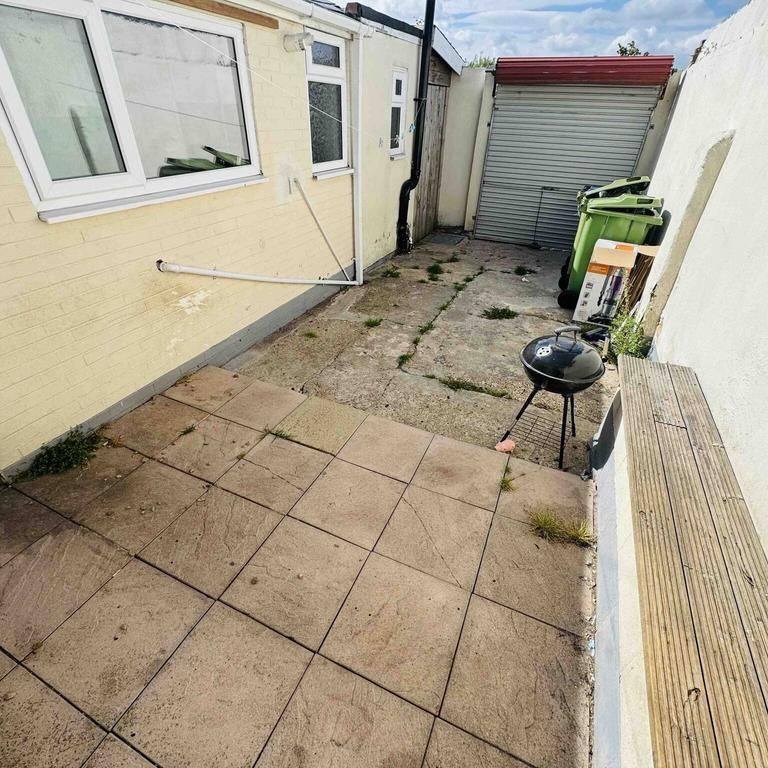 4 bedroom bungalow to rent - Photo 1
