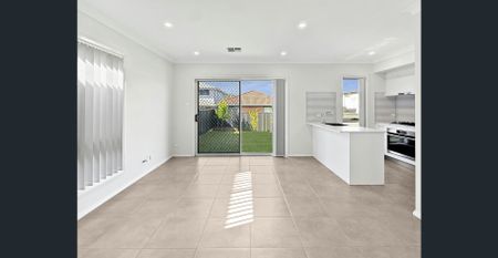 Near-New Spacious Five-Bedroom Family Home with Multi-Room & Large Block - Photo 5