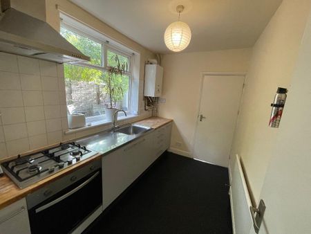 4 bedroom semi-detached house to rent - Photo 4