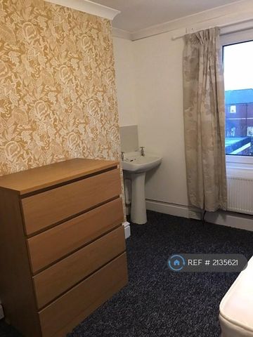 1 bedroom in a house share to rent - Photo 3