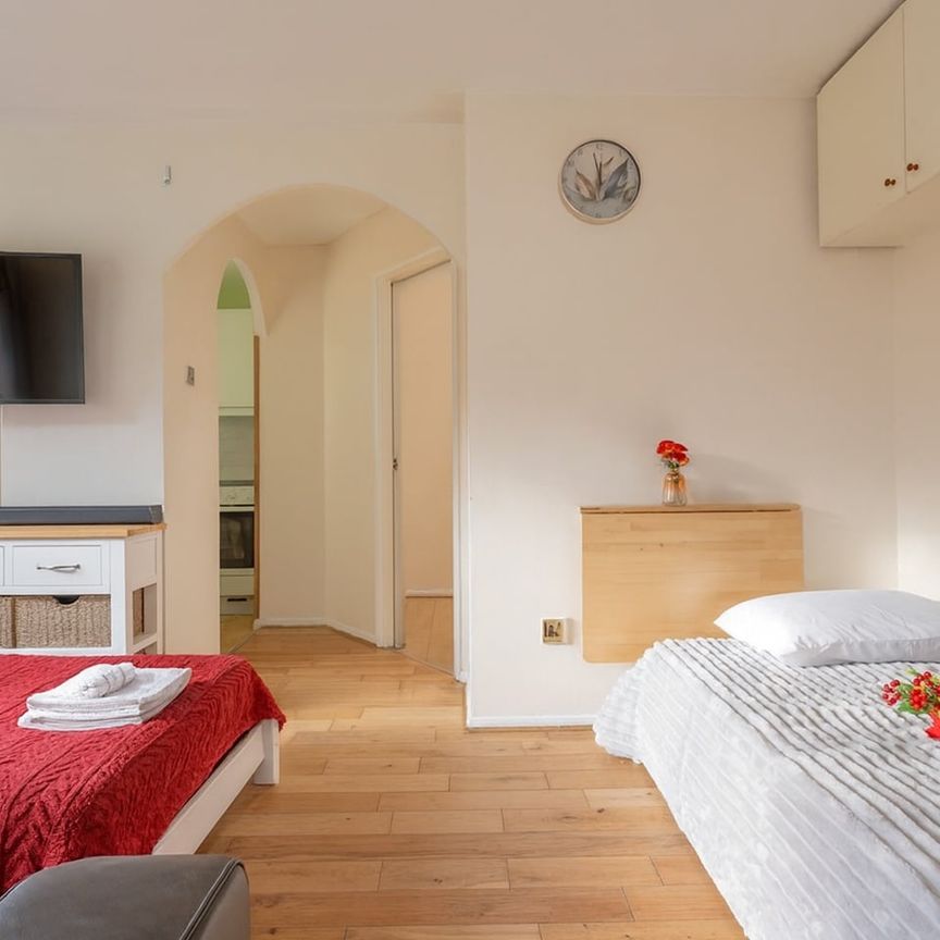 1 Bed Flat, Glenville Grove, SE8 - Photo 1