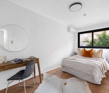 Freshly Renovated Townhouse in Prime Walk-to-Everything Location - Photo 5