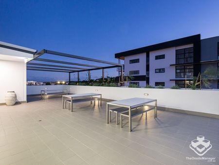 MODERN - SPACIOUS APARTMENT - EAST FACING - Photo 3