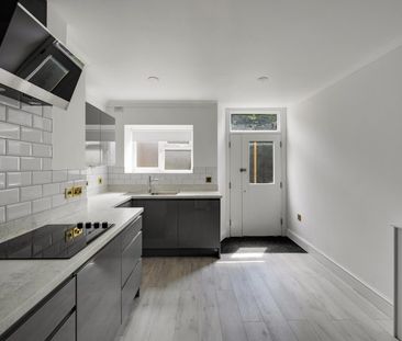 3 Bed Flat - Photo 2