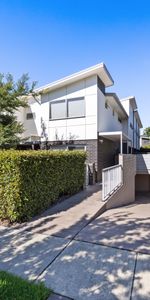 Spacious 2-Bedroom, 2-Bathroom Townhouse in the prime Inner North Suburb of O'Connor - Photo 4