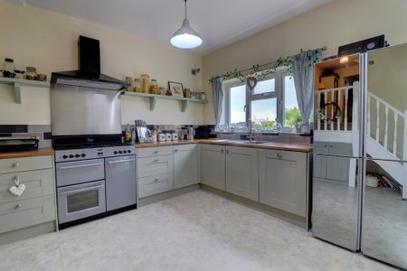 4 bedroom semi-detached house to rent - Photo 5