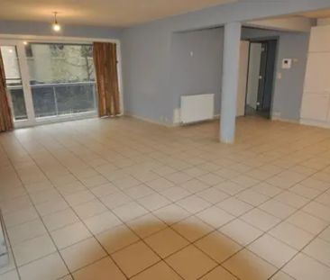 Ruim appartement met terras en 2 slaapkamers - Photo 2