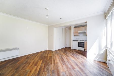 To Let 0 Bed Studio - Photo 2