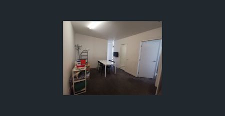 Stylish CBD Apartment with City Convenience - Photo 2