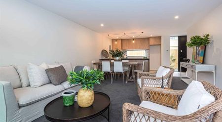 Immaculate Three-bedroom Townhouse - Photo 5