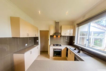 2 Aster Court, Mount Waverley VIC 3149 - House For Rent | Domain - Photo 4