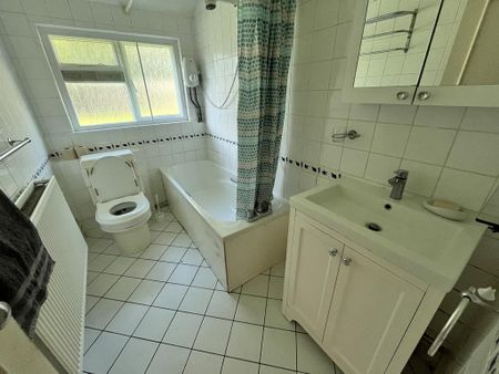 3 bedroom detached house to rent - Photo 2