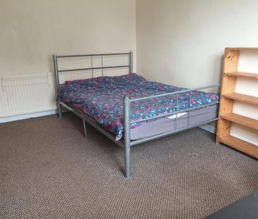 4 bedroom end of terrace house to rent - Photo 3