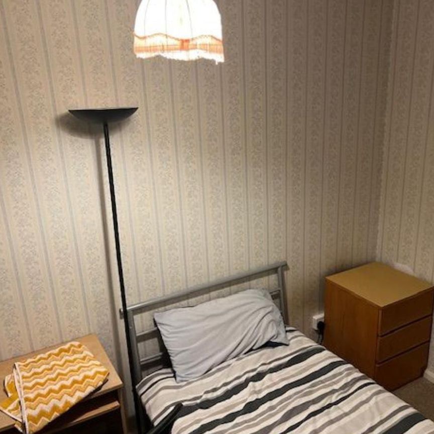 Room in a Shared House, Tarnbrook Walk, M15 - Photo 1