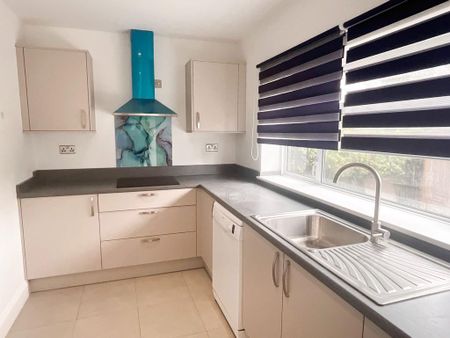 4 bedroom semi-detached house to rent - Photo 4