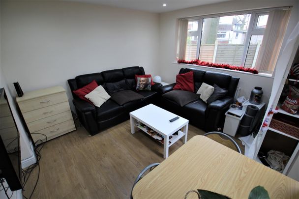 Greyshiels Avenue, Headingley, LS6 3DR, Leeds - Photo 1