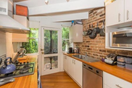 Perfect Location! - Photo 4