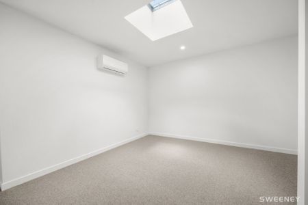 Brand new chic three level residence in prime location - Photo 5