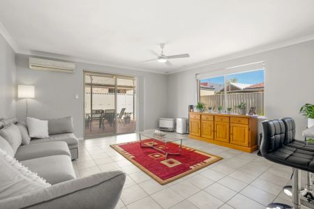 Modern, low-maintenance villa just minutes from the coast. - Photo 2