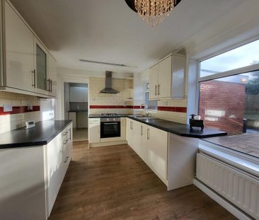 4 bedroom semi-detached house to rent - Photo 6