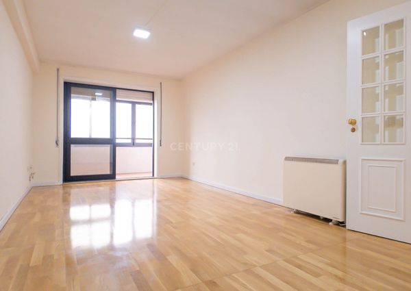 APARTAMENTO T2 VARANDA .- BOAS ÁREAS - arrecadação