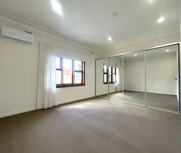 Spacious Apartment with Air Conditioning in Prime Location - Photo 3