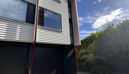 3 Level Modern Townhouse 3 Bedrooms & 2 Bathrooms - Photo 2