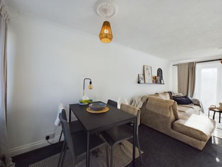 3 bedroom end of terrace house to rent - Photo 2