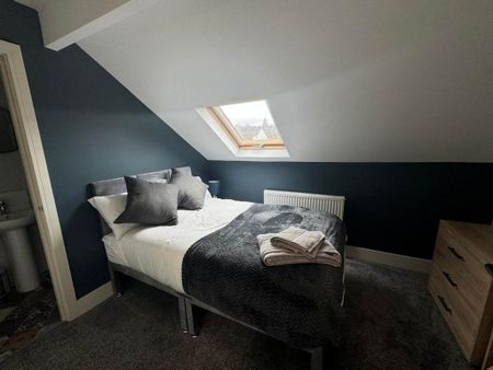 1 bedroom in a house share to rent - Photo 3