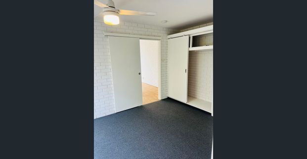 Fresh One-Bedroom Unit with Private Courtyard – Balmoral - Photo 1