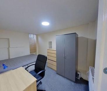 1 bedroom in a flat share to rent - Photo 5