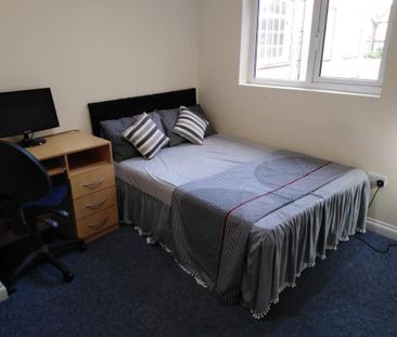 1 bedroom in a flat share to rent - Photo 2