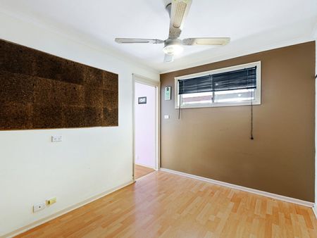 A large family home with solar panels, comfortable, affordable and well maintained - Photo 4