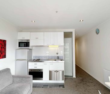 City Centre Urban Living - Stylish 2-Bedroom Apartment - Photo 4