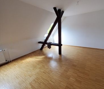 Dachgeschosswohnung mit Parkettboden und Einbauküche // DG - Photo 1