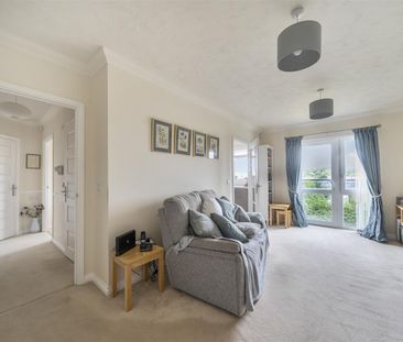 Knights Lodge, Lymington - Photo 3