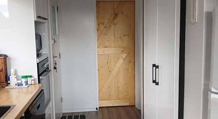 Cosy Refurbished Retreat Close to Town - Photo 5