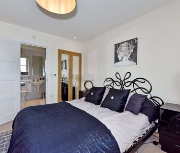 A stunning contemporary three bedroom home in a beautiful courtyard... - Photo 6