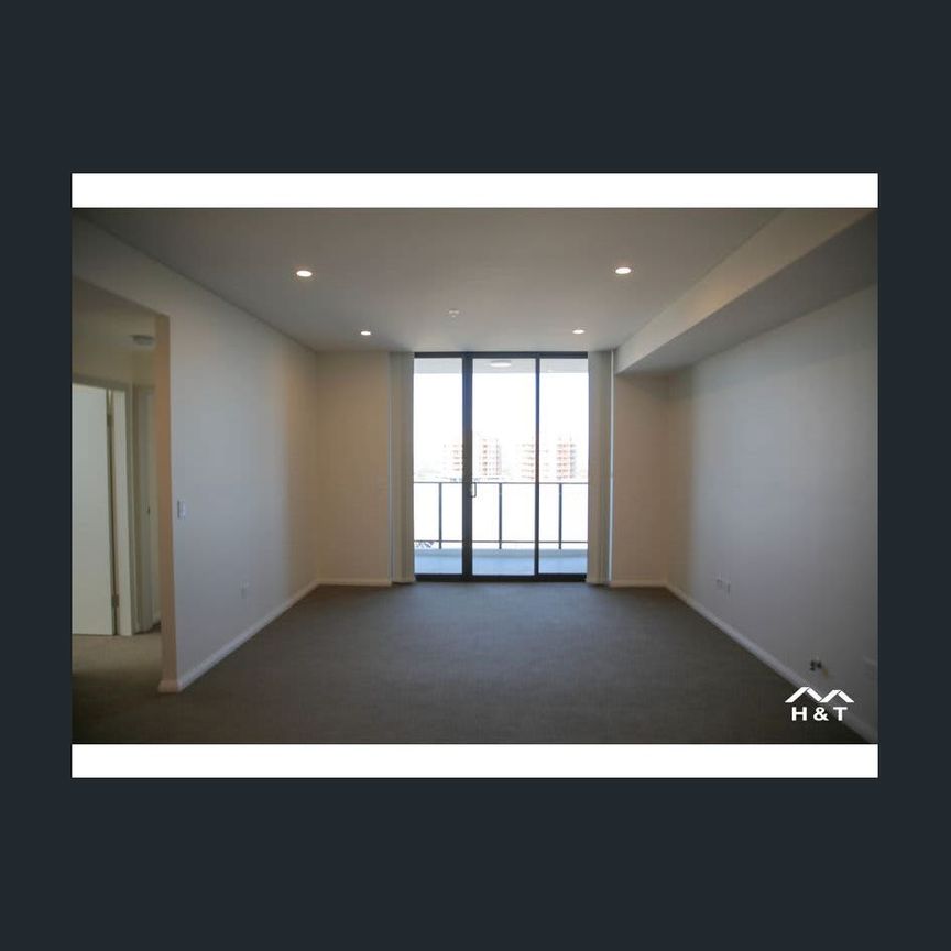 Spacious Apartment! 1 minute to Hurstville Westfield, café, restaurant and the train station! - Photo 1