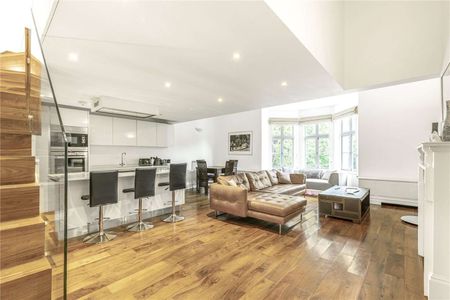 Stunning two bedroom apartment in a charming period building with gated access, off-street parking and communal gardens. - Photo 5
